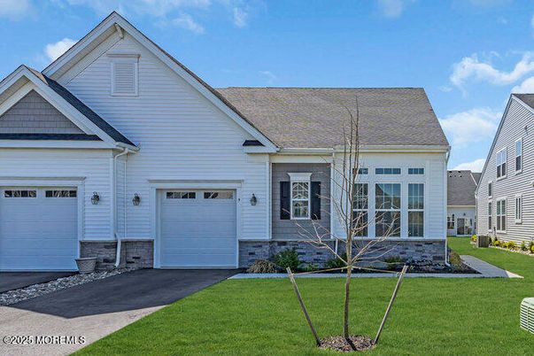 Attached, Exterior, Facade, Farmhouse