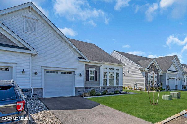Attached, Exterior, Facade, Cape Cod
