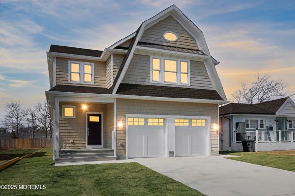 Attached, Exterior, Facade, American Craftsman