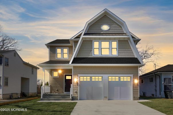 Attached, Exterior, Facade, American Craftsman