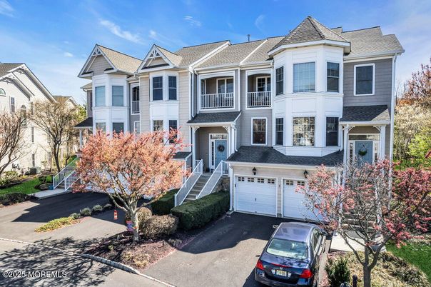 Attached, Exterior, Facade, Queen Anne Victorian