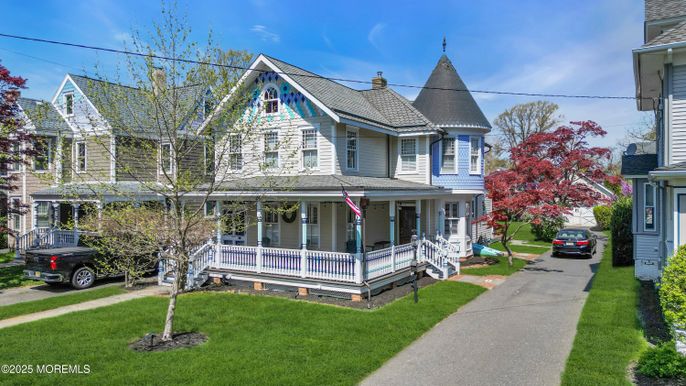 Exterior, Facade, Queen Anne Victorian