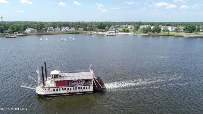 Exterior, Lake