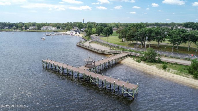 Exterior, Lake