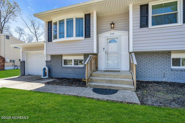 Attached, Exterior, Facade, Raised Ranch