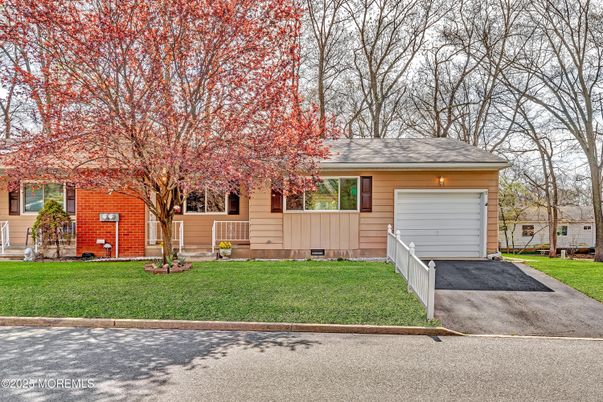 Attached, Exterior, Facade, Ranch