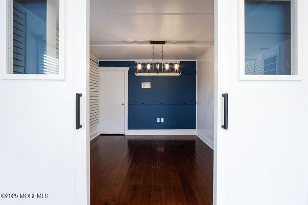 Interior, Pendant Lights, Wood Texture Flooring