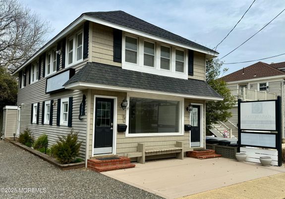 Exterior, Facade, American Foursquare