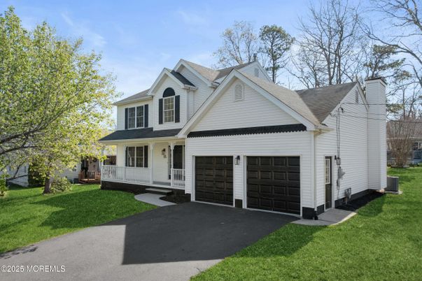 Attached, Exterior, Facade, Farmhouse