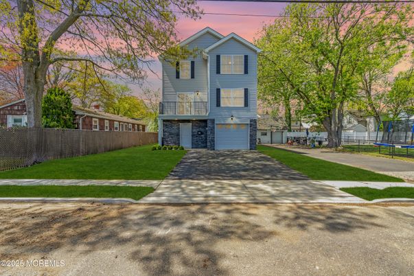 Attached, Exterior, Facade, Queen Anne Victorian
