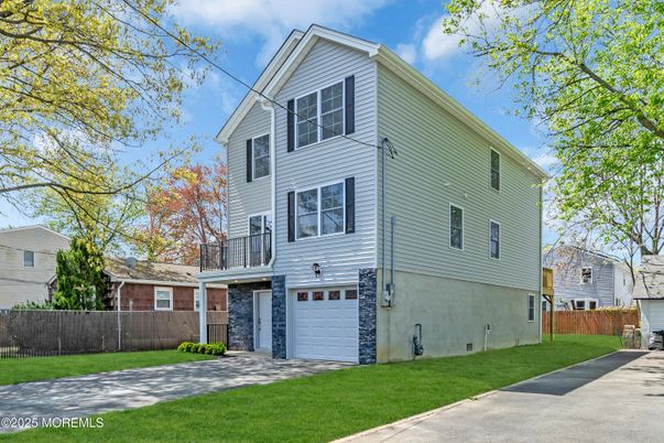 Attached, Exterior, Facade, Rowhouse