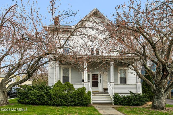 Exterior, Facade, Queen Anne Victorian