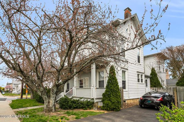 Exterior, Facade, Queen Anne Victorian