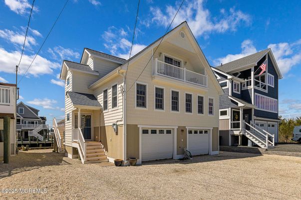 Attached, Exterior, Facade, Queen Anne Victorian