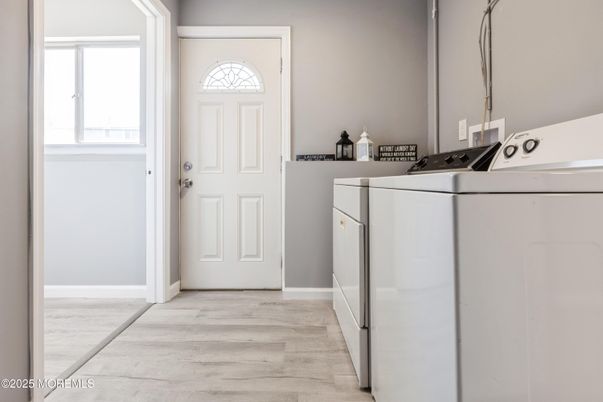 Interior, Washer, Wood Texture Flooring