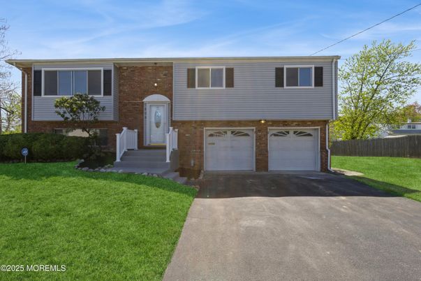 Attached, Exterior, Facade, Brick Facade, Raised Ranch