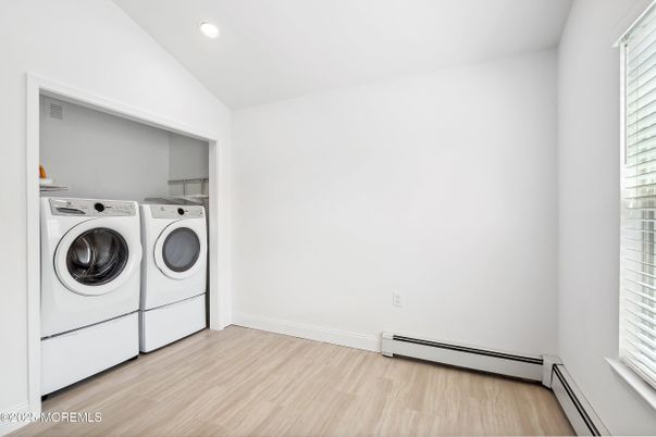 Interior, Recessed Lighting, Washer, Wood Texture Flooring
