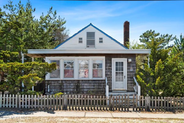 Exterior, Facade, Queen Anne Victorian