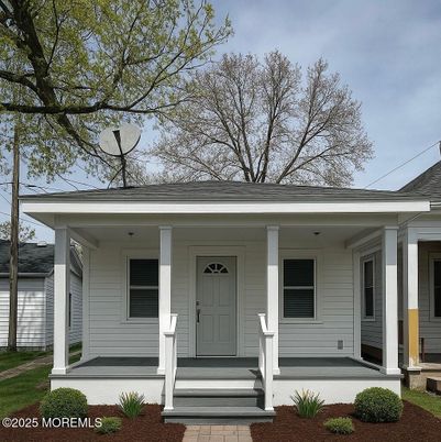 Exterior, Facade, Ranch