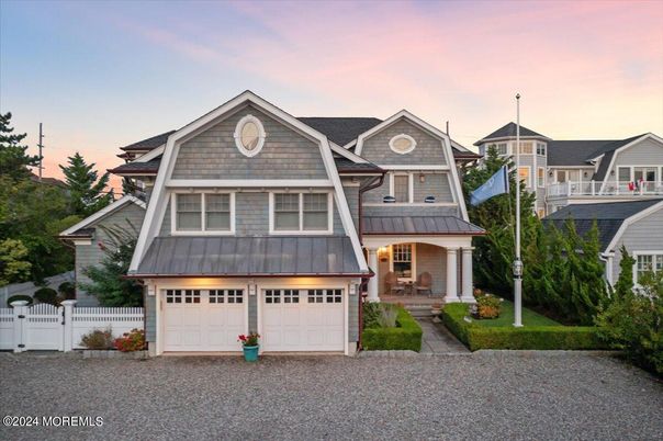 Attached, Exterior, Facade, Queen Anne Victorian