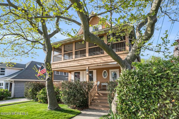 Exterior, Facade, American Foursquare