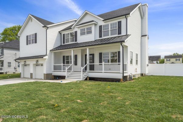 Attached, Exterior, Facade, Farmhouse