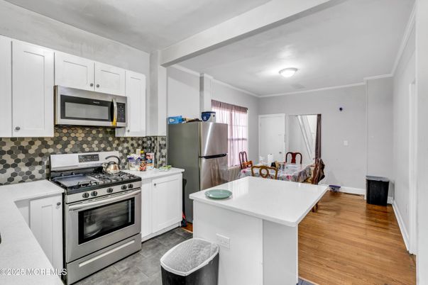 Dining room, Interior, Kitchen, Stainless Steel Appliances, Wood Texture Flooring