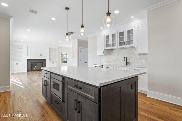 Fireplace, Interior, Kitchen, Pendant Lights, Recessed Lighting, Wood Texture Flooring