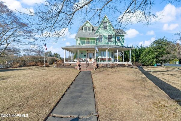 Exterior, Facade, Queen Anne Victorian