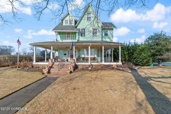 Exterior, Facade, Queen Anne Victorian
