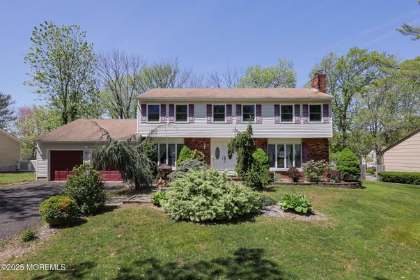 Attached, Exterior, Facade, Brick Facade, Raised Ranch
