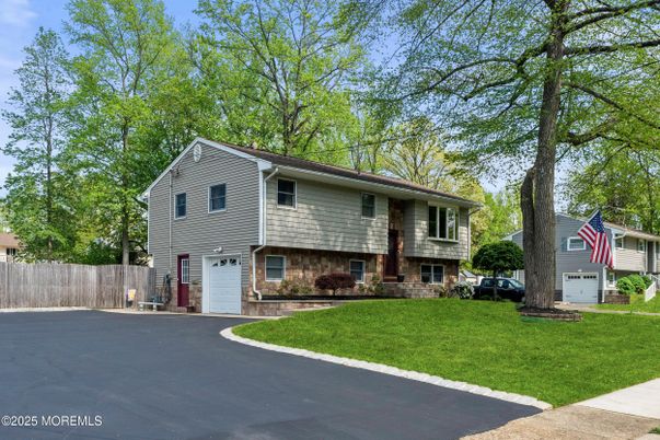 Attached, Exterior, Facade, Brick Facade, Raised Ranch