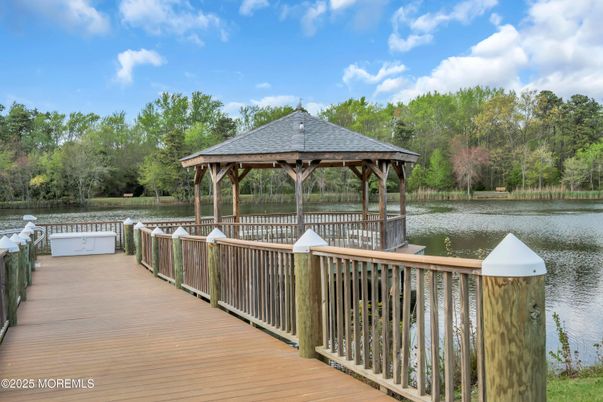Exterior, Lake