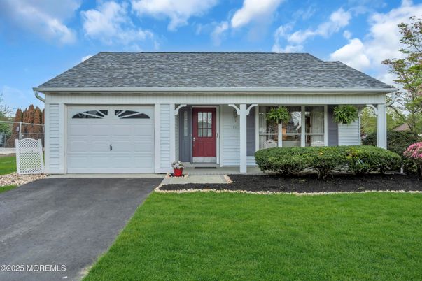Attached, Exterior, Facade, Cape Cod