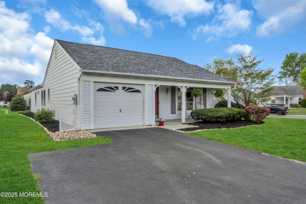 Attached, Exterior, Facade, Cape Cod