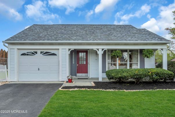 Attached, Exterior, Facade, Cape Cod