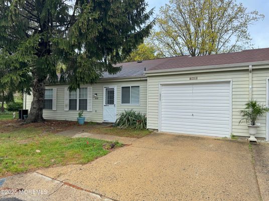 Attached, Exterior, Facade, Ranch