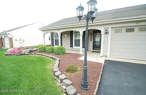 Attached, Exterior, Facade, Ranch