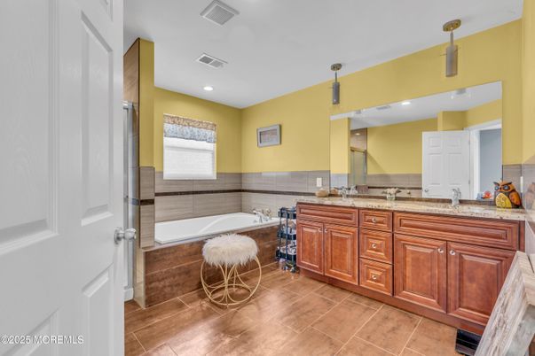 Bathroom, Dual Sink Vanities, Interior, Recessed Lighting