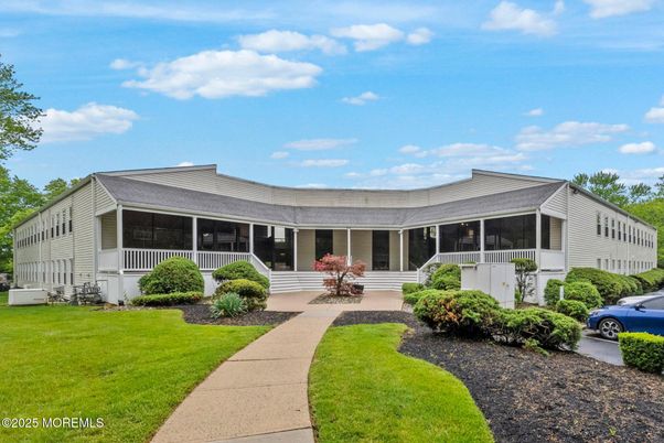Exterior, Facade, Ranch