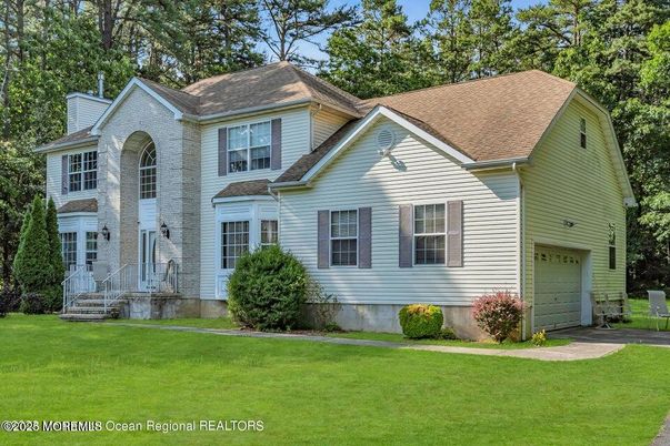 Attached, Exterior, Facade, Farmhouse