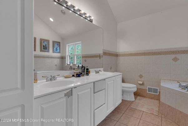 Bathroom, Dual Sink Vanities, Interior, Recessed Lighting