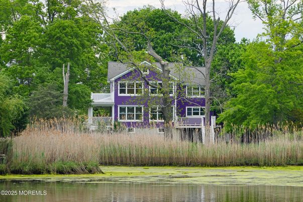 Exterior, Lake