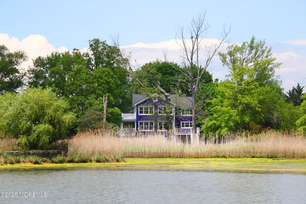 Exterior, Lake