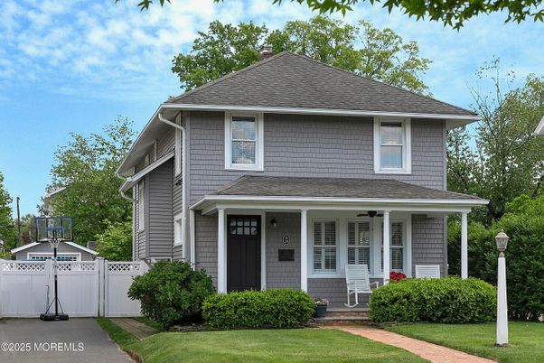 Exterior, Facade, American Foursquare