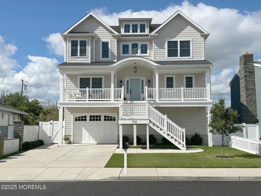 Attached, Exterior, Facade, Queen Anne Victorian