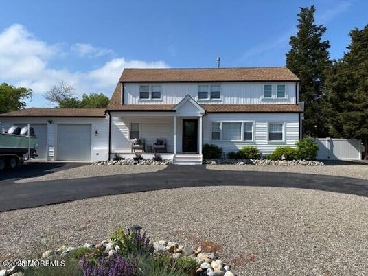 Attached, Exterior, Facade, Cape Cod