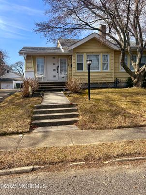 Exterior, Facade, Ranch