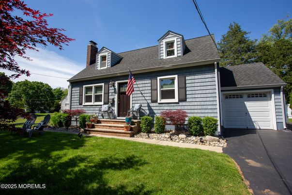 Attached, Exterior, Facade, Cape Cod