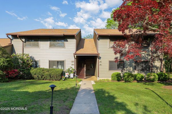 Exterior, Facade, Split Level